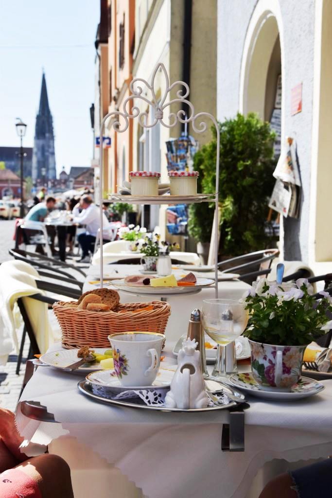 Eine der schönsten Frühstücks-Adressen in Regensburg - das Café Coming Home in Stadtamhof - mit Domblick!
