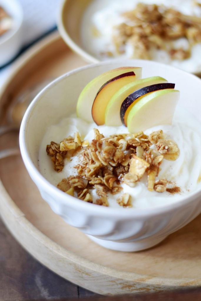 Apfel Zimt Granola, aus der Pfanne direkt in die Müslischüssel, zusammen und Joghurt und Früchten - uuuund losknuspern!