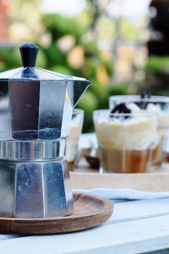 Köstliche und schnelle Erfrischung an heißen Tagen - selbstgemachter Oreo Affogato, ein italienischer Eiskaffee mit Keks