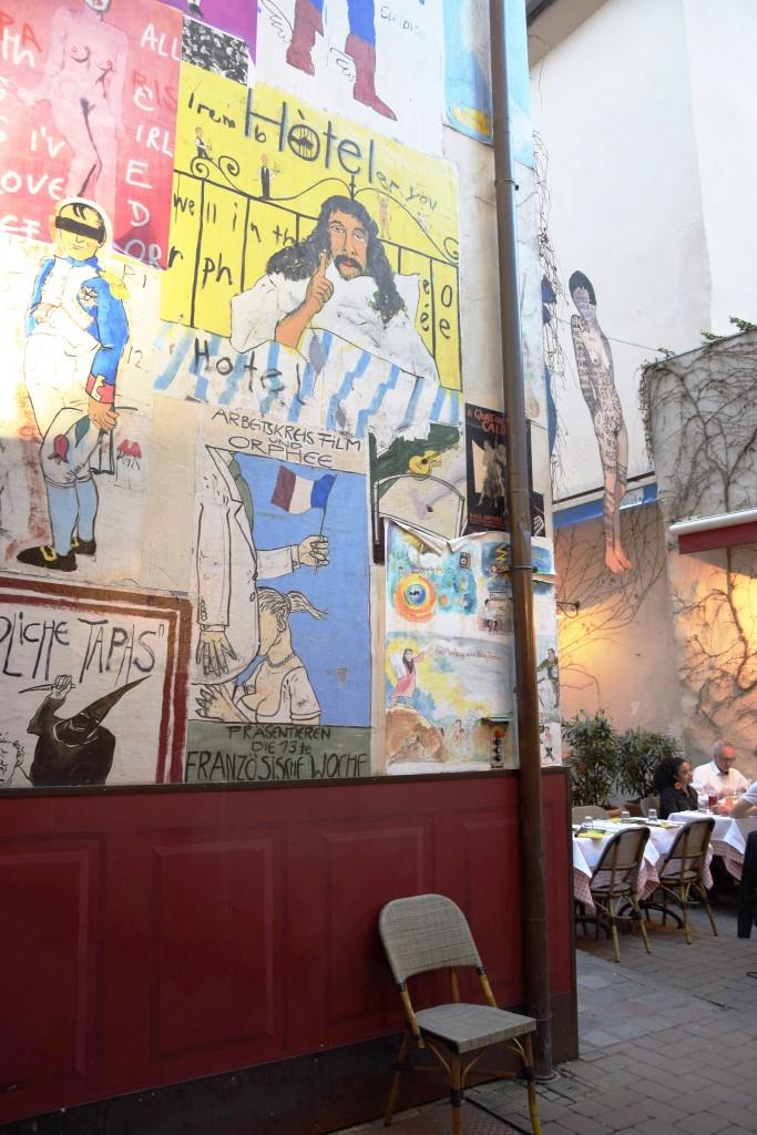 Ein Must-See - der die bunte Wandgestaltung im Hinterhof des Restaurant Orphee