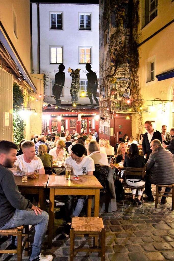 Das Orphee am Abend - der gemütliche Innenhof ist gut besucht