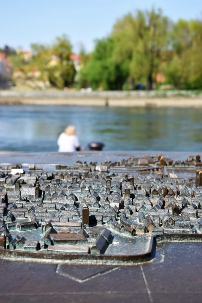 Regensburg als Miniatur-Bronze an der Donau