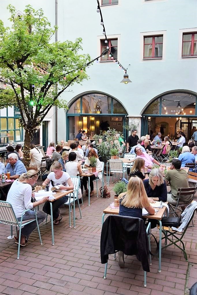 Im schönen Innenhof des Amore, Vino & Amici in Regensburg