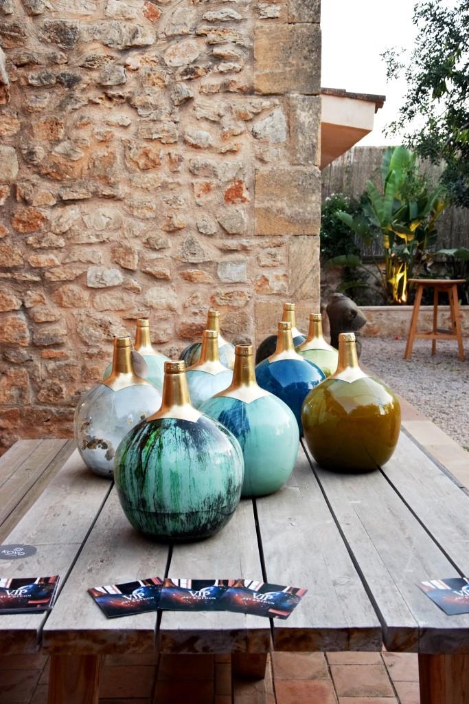 Wunderschöne Deko-Objekte im Garten des East 26, Santanyi