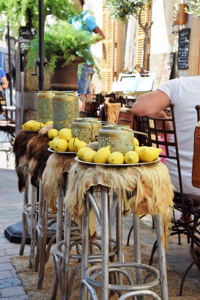 Wow-Deko vor einem Straßencafé in Santanyi, Mallorca