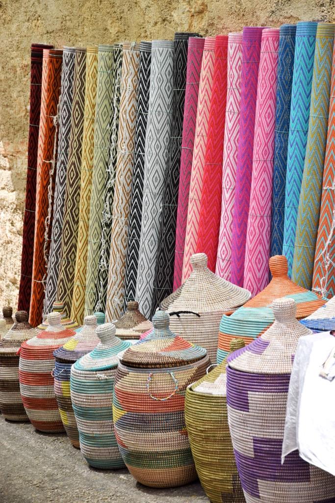 Körbe und Stoffen in allen Farben