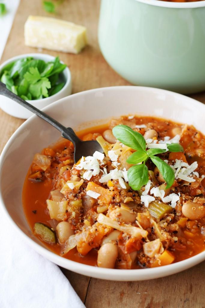 Gesunde Minestrone mit Quinoa aus Lynns Kochbuch, natürlich mit der selbstgemachten Gemüsebrühe