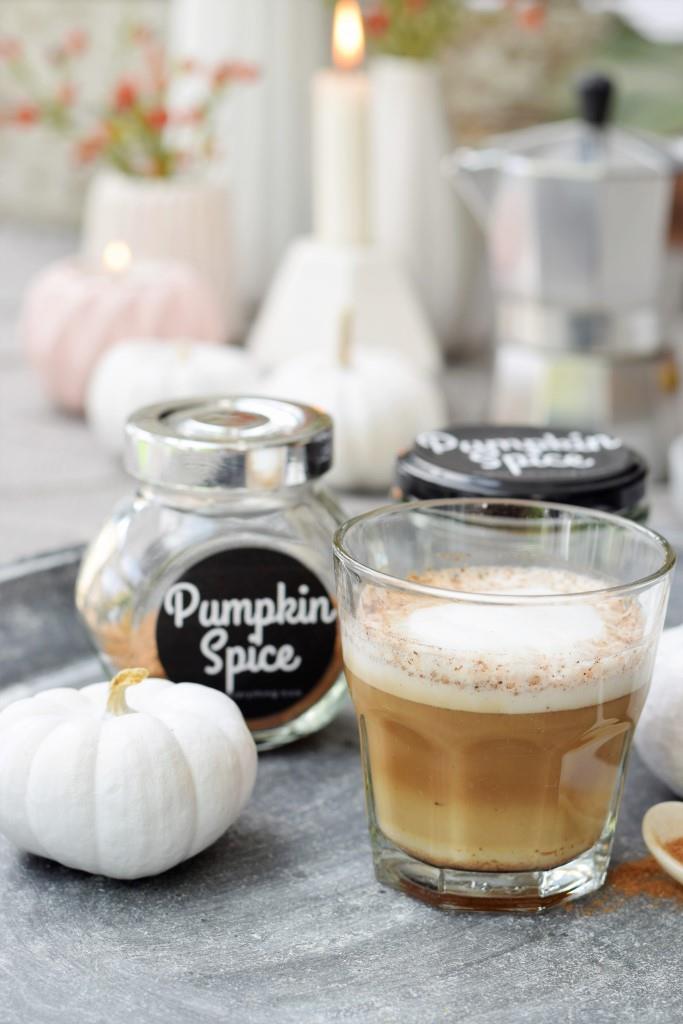 Günstiger und gesünder als bei Starbucks - Pumpkin Spice Latte ohne Zucker und künstliche Aromen