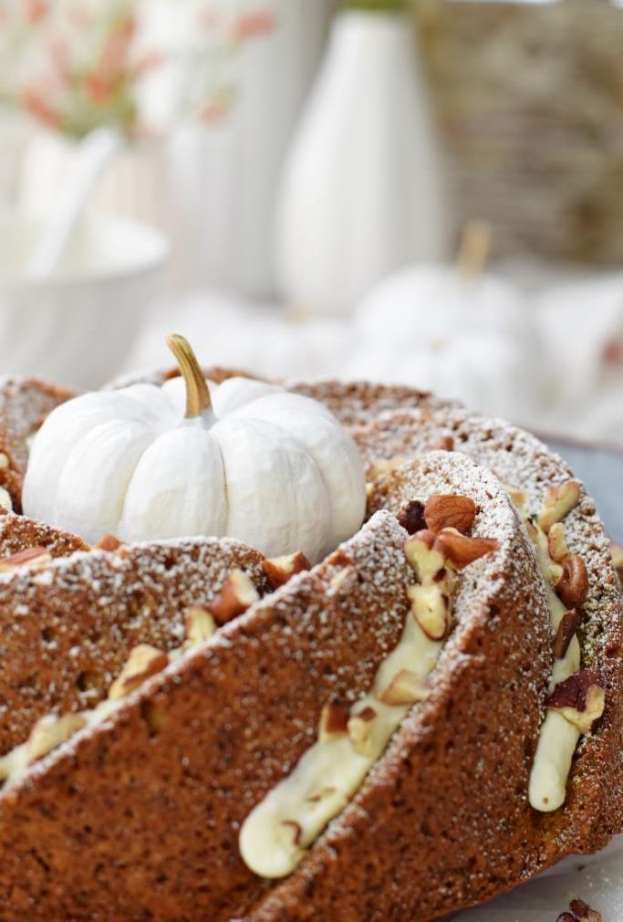 Kürbiskuchen ganz in Weiß - so schön für den herbstlichen Kaffeetisch