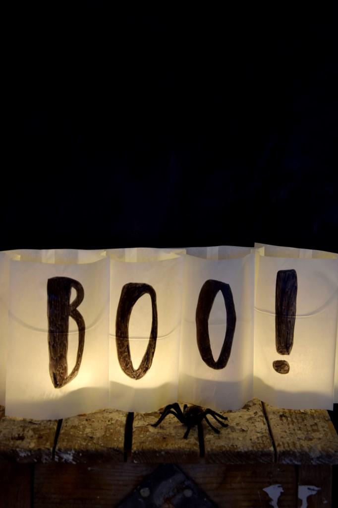 BOO! Die Windlichter aus Brottüten leuchten so schön in der Halloween Nacht