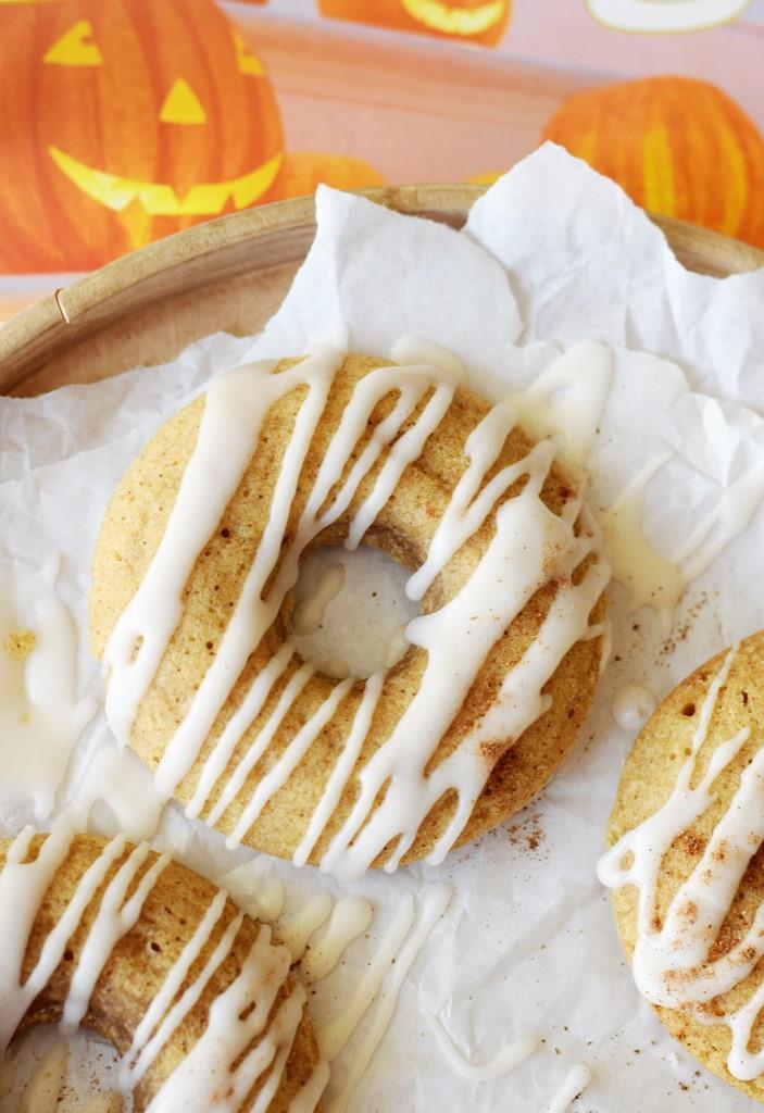 Da lachen sogar die Kürbisse - leckere Kürbis-Donuts aus dem Ofen mit würziger Chai-Glasur, vegan