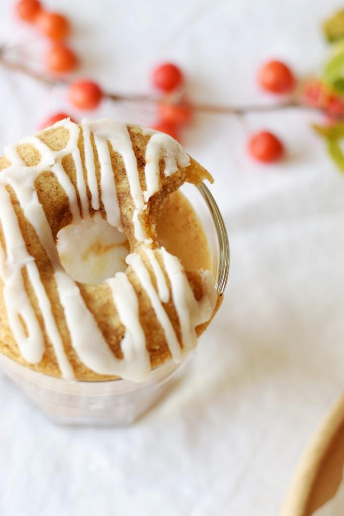 Pumpkin Spice Latte 2.0 - Milchkaffee mit Kürbis-Donut - das perfekte Match im Herbst!