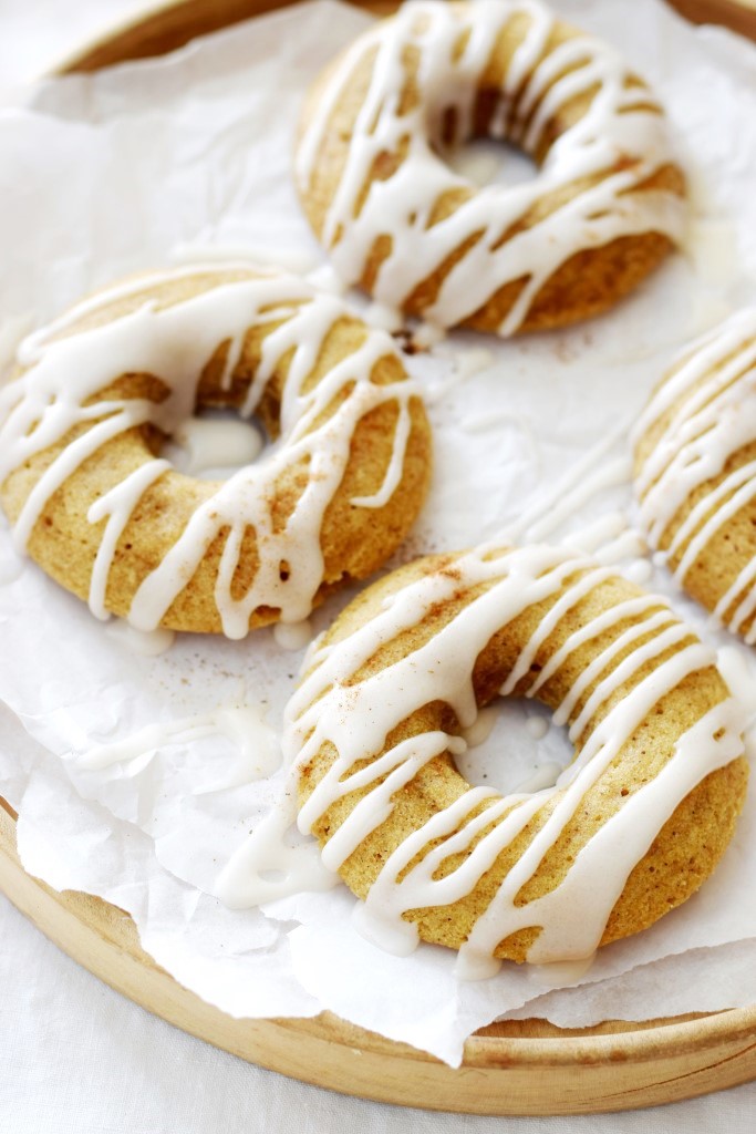 Fertig zum Anbeißen! Saftige Kürbis-Donuts aus dem Ofen mit würziger Chai-Glasur