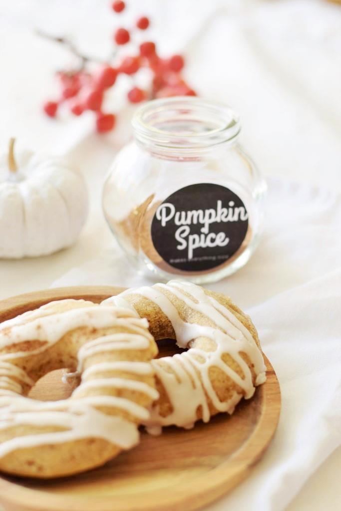Pumpkin Spice makes everything nice - auch die köstlichen Kürbis-Donuts aus dem Ofen