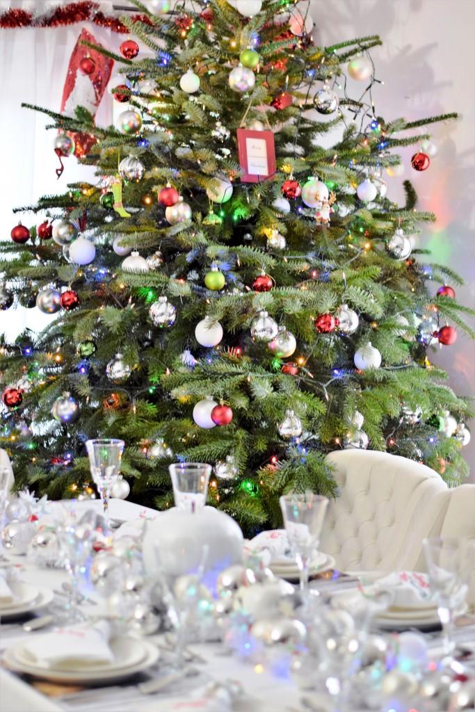 Tischdeko und geschmückter Weihnachtsbaum beim New York Christmas Dinner der Rhein-Neckar-Blogger