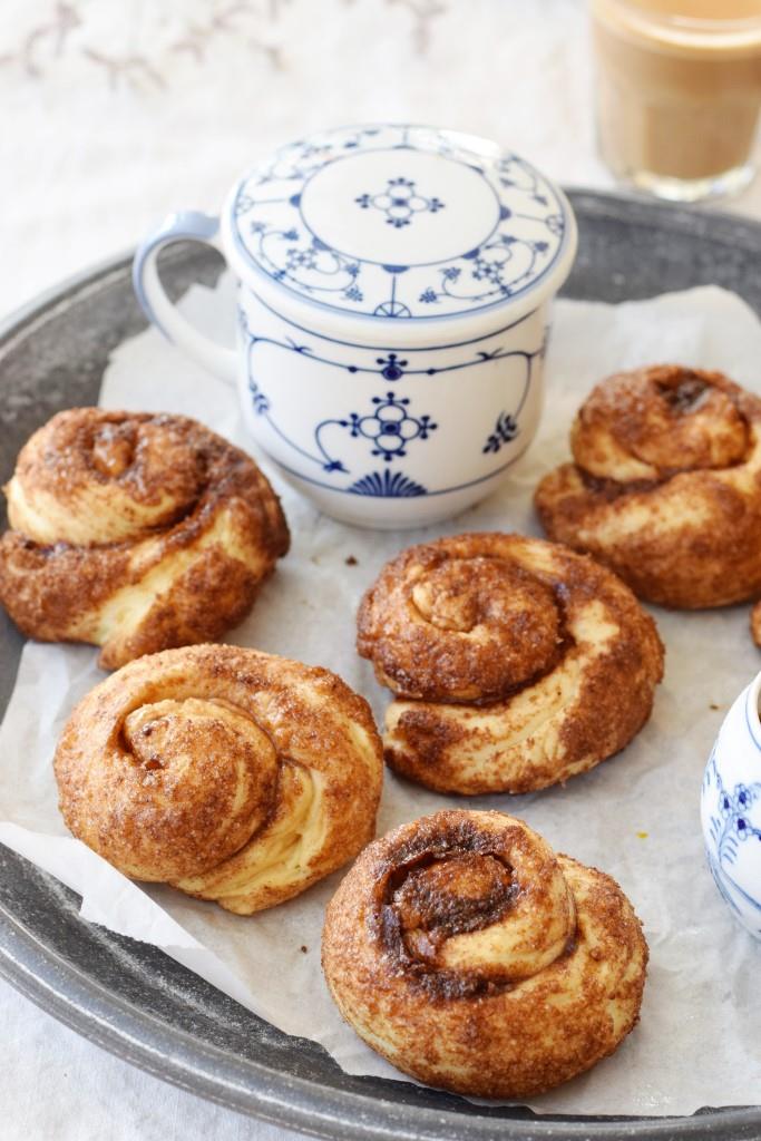 Tea-Time! Am liebsten mit einem Tablett knusprig frischer Bolus Zimtknoten aus Zeeland