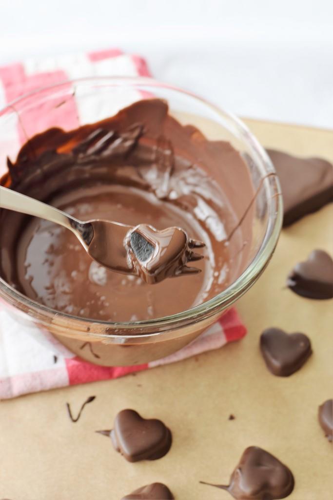 Chocolate Heaven! Die Oreo Herzen dürfen in flüssiger Schokolade baden