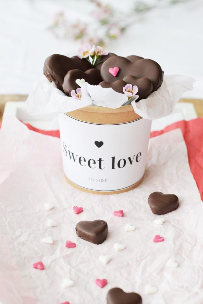 Love to go: Pralinenherzen im Pappbecher verschenken