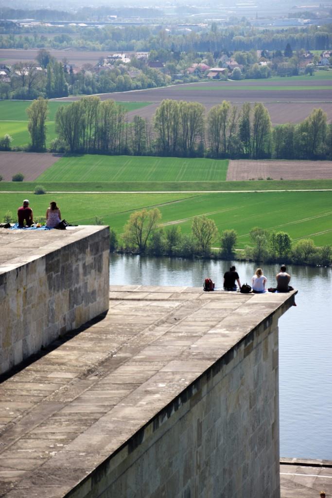 Nur für Schwindelfreie - die Aussichtsplätze am Rand der Walhalla ...