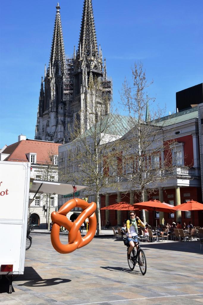 Radln in Regensburg - vorne die Brezel - hinten der Dom