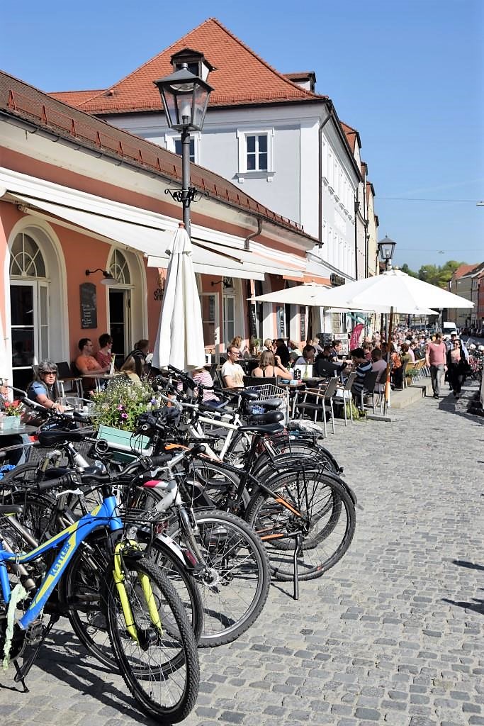 Noch einen Cappuccino, bevor es losgeht auf große Fahrt