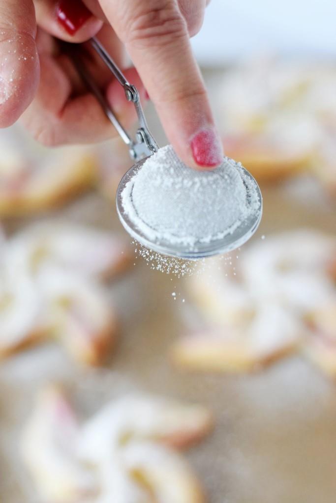 Puderzucker schneit auf Blätterteig