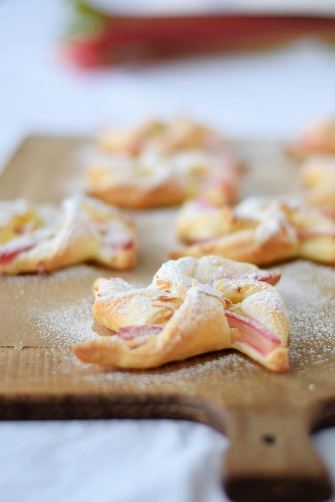 Ofenwarmes Rhabarber Blätterteig Gebäck
