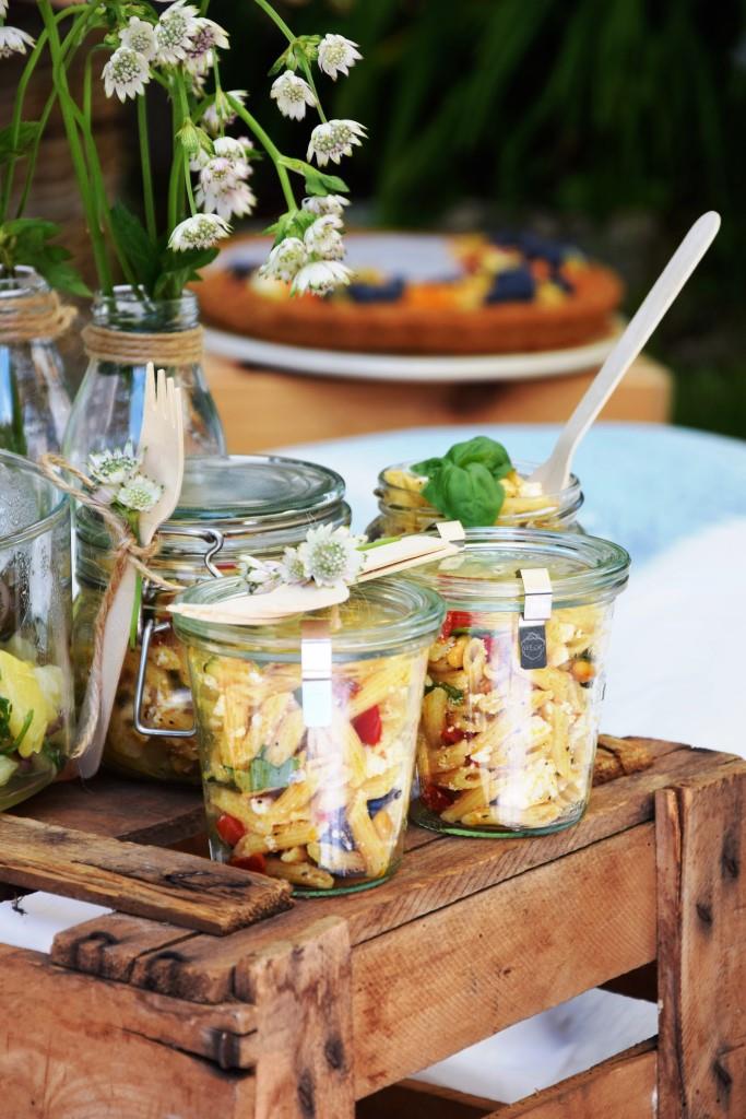 Pastasalat im Glas zum Picknick