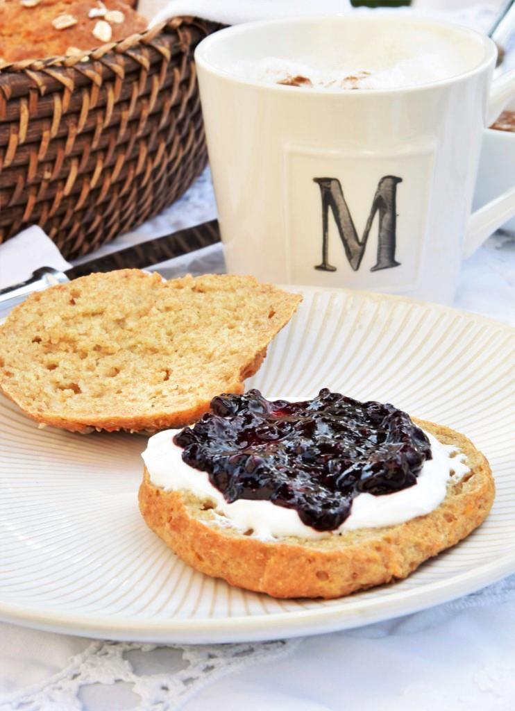 Marmeladenbrötchen Frühstück weißes Geschirr