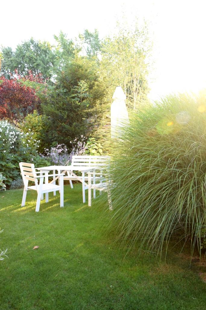 Garten Sommer weiße Gartenmöbel