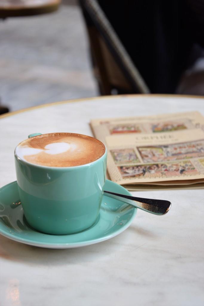 Cappuccino Zeitung Marmortisch