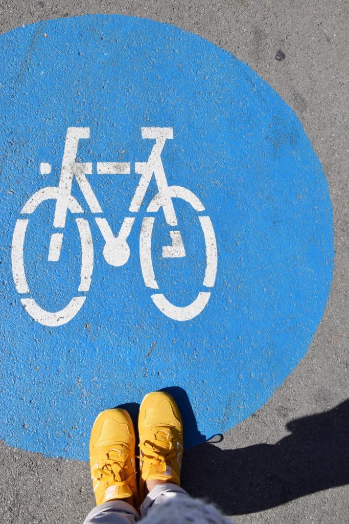 Fahrradstraße gelbe Sneakers