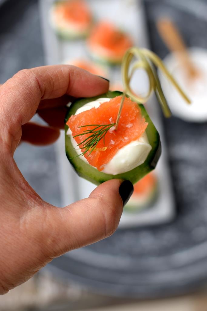 Hand hält Fingerfood