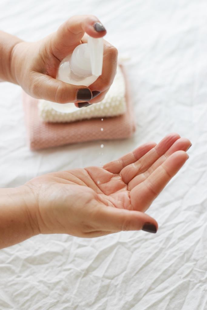 Frauenhände natürlich desinfizieren