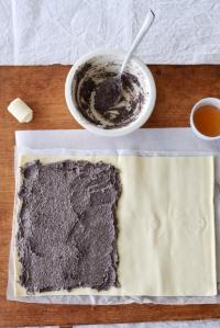 Blätterteig Mohnfüllung bestreichen