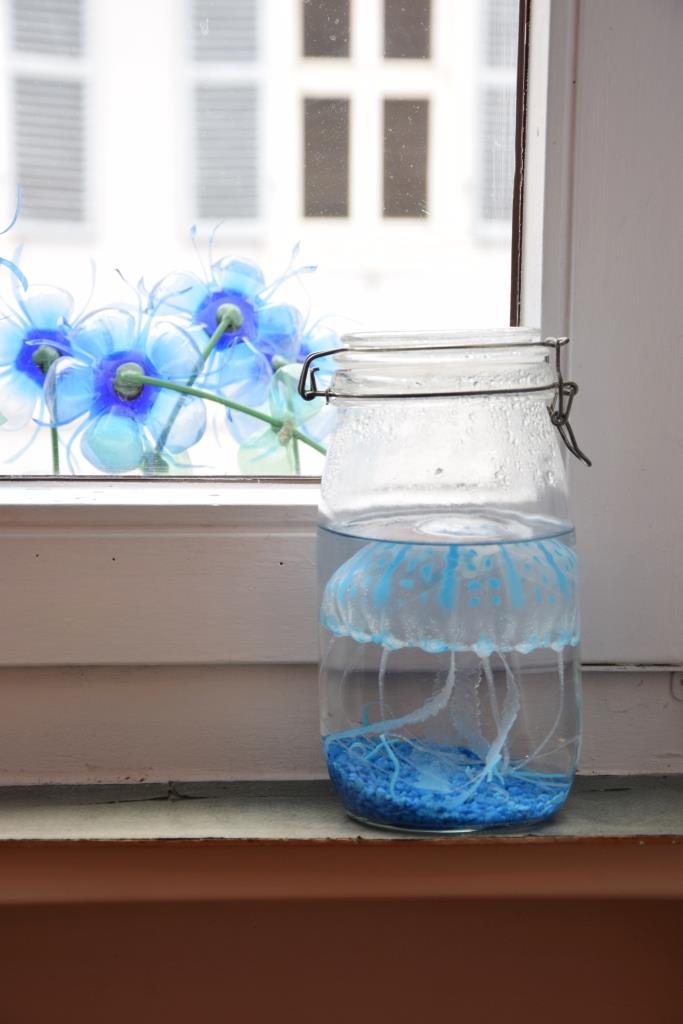 Blaue Qualle im Glas