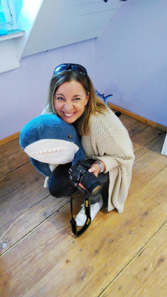 Bloggerin kuschelt mit Hai