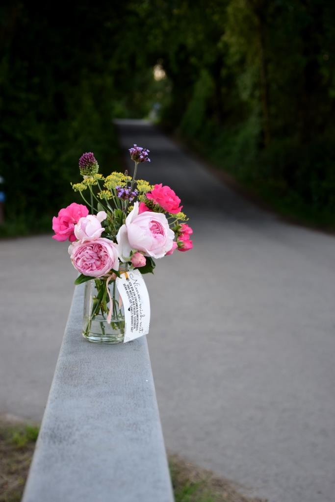 Einsamer Blumenstrauß Straße