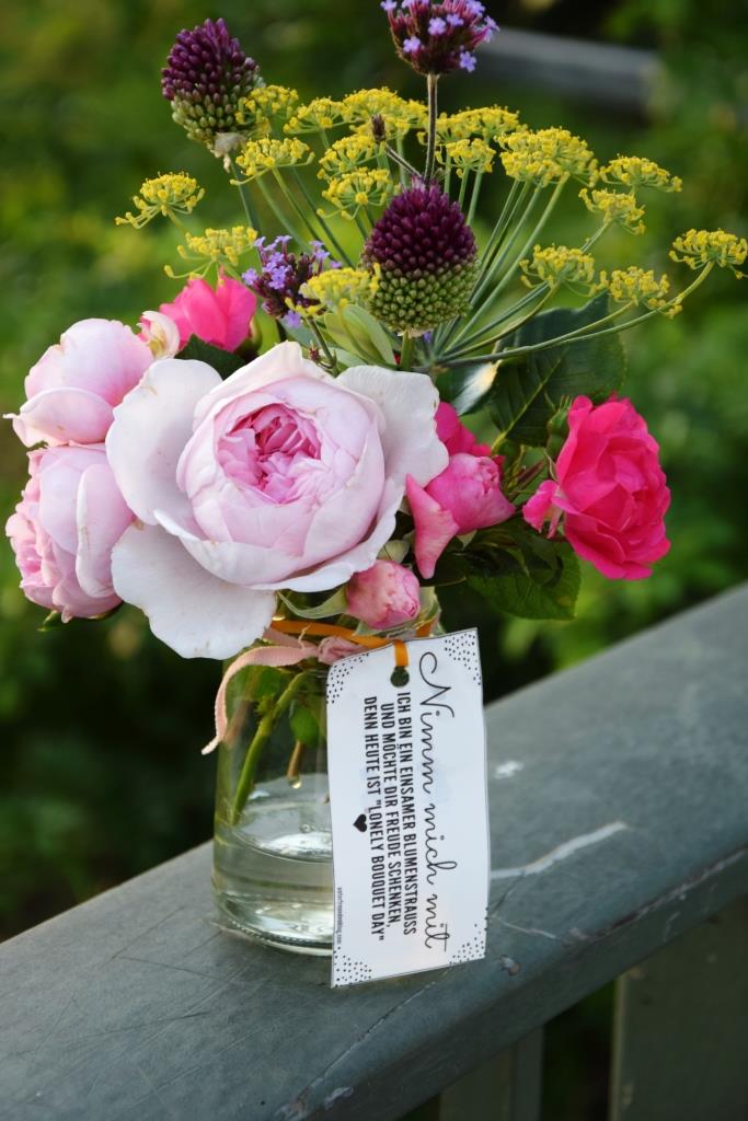 Einsamer Blumenstrauß auf Brückengeländer