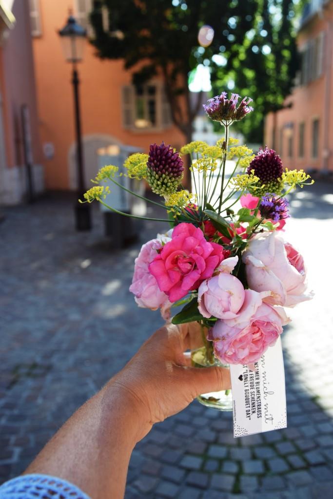 Finderin mit Blumenstrauß
