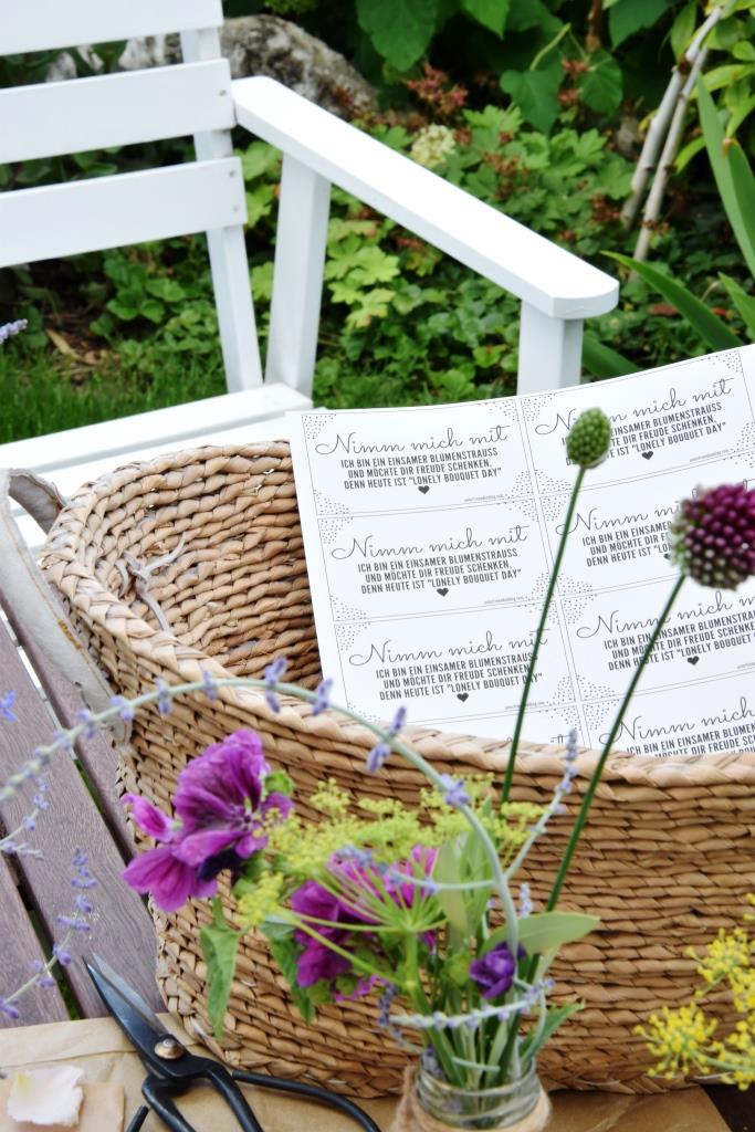 Korb Blumen und Papieranhängern