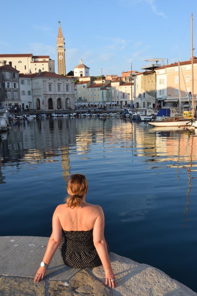 Frau am Hafen von Piran