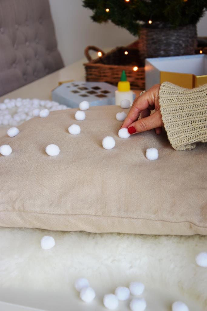 Pompons aufkleben Kissenhülle