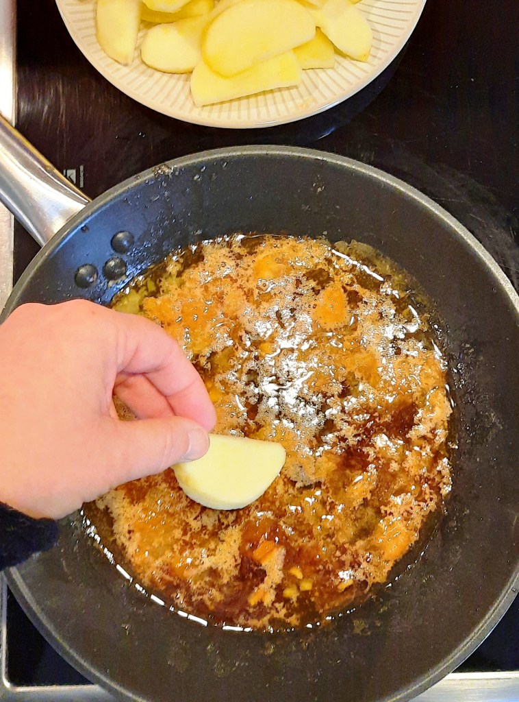 Äpfel auf dem Karamell verteilen