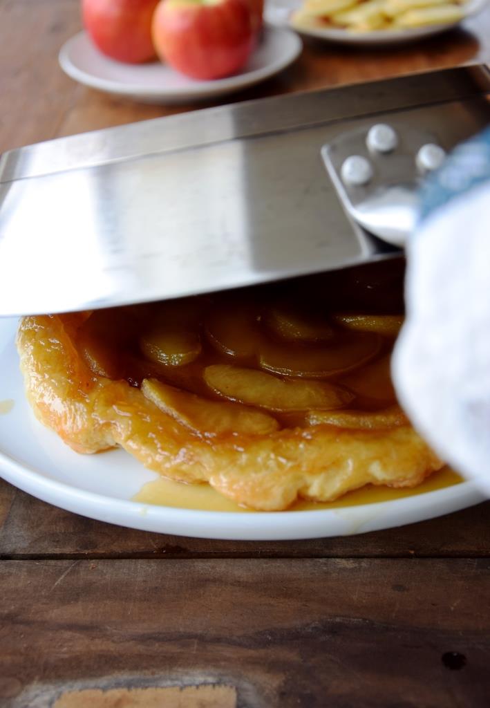 Die Tarte Tatin wird gestürzt