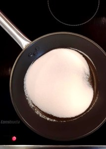 Zucker schmelzen in der Pfanne