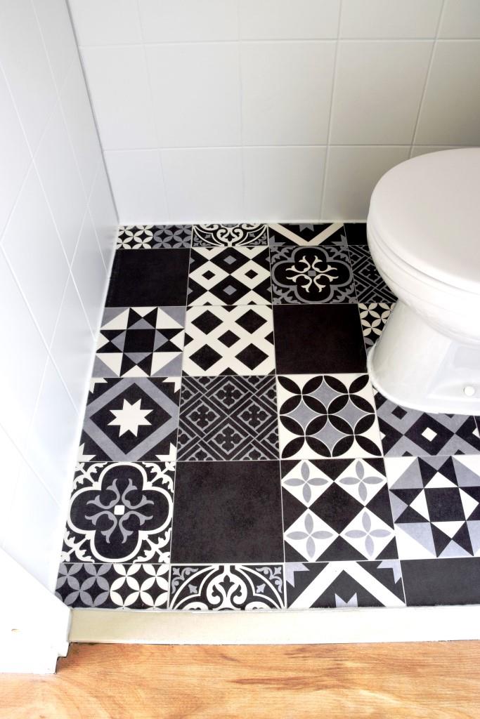 Tadaaa! Fertig! Das WC mit neuem Boden im schwarz-weißen Zementfliesen Style