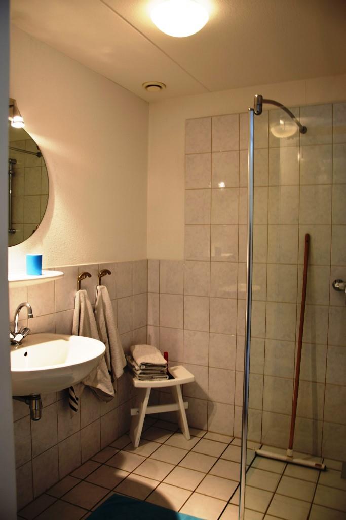 Die "Kammer des Schreckens" - das Bad in unserem Ferienhaus VORHER ...