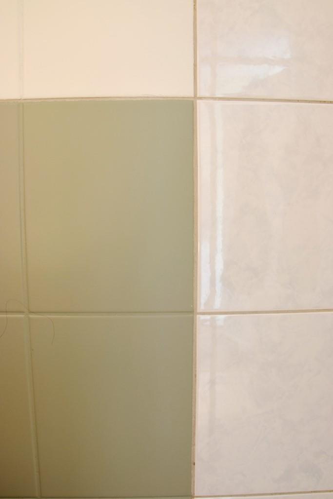 Hier die gestrichenen und ungestrichen Fliesen im direkten Vergleich