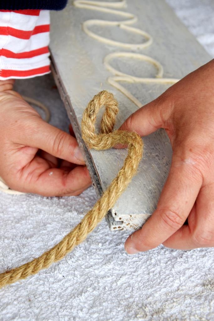 Am Ende wird noch das Sisalseil zum Aufhängen eingefädelt und verknotet